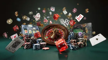 Uma mulher alegre em roupas tradicionais usando seu smartphone durante um momento festivo, mostrando como o app 29P se encaixa facilmente no dia a dia.