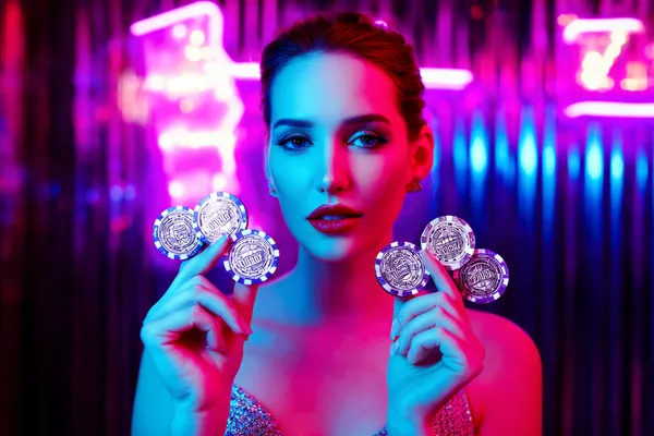 Uma mulher elegante ao lado de máquinas caça-níqueis vibrantes exibindo setes brilhantes, mostrando a variedade de slots no 29P.