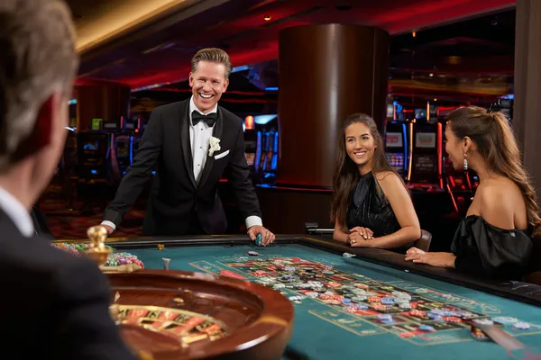 Um close de moedas douradas caindo ao redor de uma roleta girando, representando a ação imersiva do cassino no 29P.