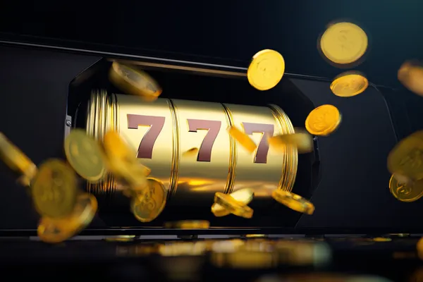 Uma mulher sorrindo enquanto joga online em seu laptop, cercada por elementos de cassino em néon, destacando a coleção diversificada de jogos do 29P.