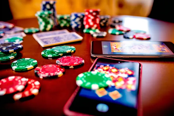 Uma roleta brilhante com fichas em cascata, simbolizando os envolventes jogos ao vivo e instantâneos disponíveis no 29P.