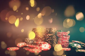 Uma mulher sorrindo perto de máquinas caça-níqueis brilhantes com símbolos de sorte, mostrando as emocionantes opções de slots do 29P.